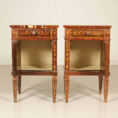 di mano in mano, comodini con anta, comodini intarsiati, comodini essenze varie, comodini antichi, comodini decorati, comodini antiquariato, comodini italia, comodini antiquariato, comodini 900, comodini novecento, comodini in noce, comodini in palissandro