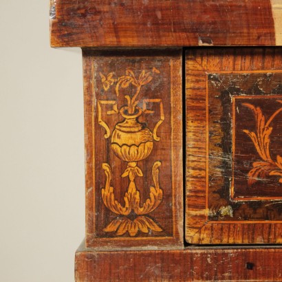 di mano in mano, comodini con anta, comodini intarsiati, comodini essenze varie, comodini antichi, comodini decorati, comodini antiquariato, comodini italia, comodini antiquariato, comodini 900, comodini novecento, comodini in noce, comodini in palissandro