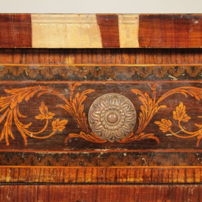 di mano in mano, comodini con anta, comodini intarsiati, comodini essenze varie, comodini antichi, comodini decorati, comodini antiquariato, comodini italia, comodini antiquariato, comodini 900, comodini novecento, comodini in noce, comodini in palissandro