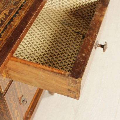 di mano in mano, comodini con anta, comodini intarsiati, comodini essenze varie, comodini antichi, comodini decorati, comodini antiquariato, comodini italia, comodini antiquariato, comodini 900, comodini novecento, comodini in noce, comodini in palissandro