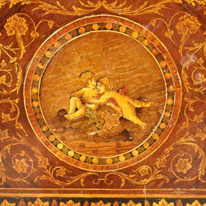 di mano in mano, comodini con anta, comodini intarsiati, comodini essenze varie, comodini antichi, comodini decorati, comodini antiquariato, comodini italia, comodini antiquariato, comodini 900, comodini novecento, comodini in noce, comodini in palissandro