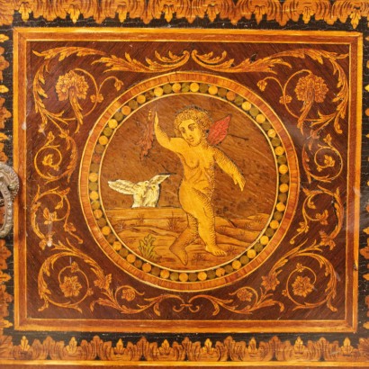 di mano in mano, comodini con anta, comodini intarsiati, comodini essenze varie, comodini antichi, comodini decorati, comodini antiquariato, comodini italia, comodini antiquariato, comodini 900, comodini novecento, comodini in noce, comodini in palissandro