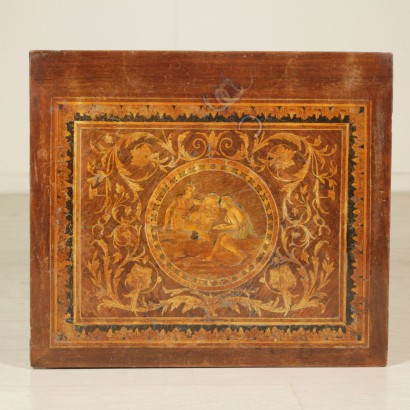 di mano in mano, comodini con anta, comodini intarsiati, comodini essenze varie, comodini antichi, comodini decorati, comodini antiquariato, comodini italia, comodini antiquariato, comodini 900, comodini novecento, comodini in noce, comodini in palissandro