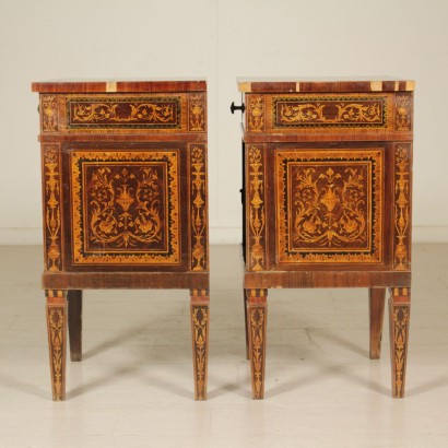 di mano in mano, comodini con anta, comodini intarsiati, comodini essenze varie, comodini antichi, comodini decorati, comodini antiquariato, comodini italia, comodini antiquariato, comodini 900, comodini novecento, comodini in noce, comodini in palissandro