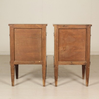 di mano in mano, comodini con anta, comodini intarsiati, comodini essenze varie, comodini antichi, comodini decorati, comodini antiquariato, comodini italia, comodini antiquariato, comodini 900, comodini novecento, comodini in noce, comodini in palissandro