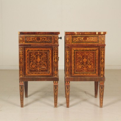 di mano in mano, comodini con anta, comodini intarsiati, comodini essenze varie, comodini antichi, comodini decorati, comodini antiquariato, comodini italia, comodini antiquariato, comodini 900, comodini novecento, comodini in noce, comodini in palissandro