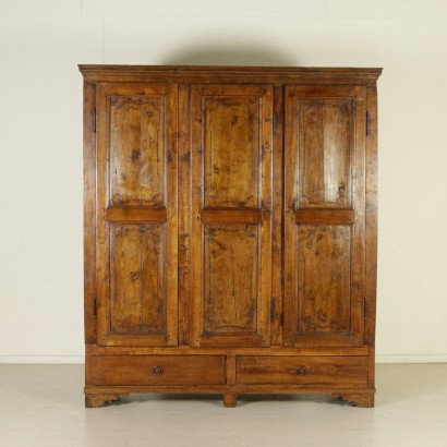 Kleiderschrank mit drei türen