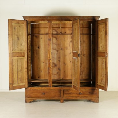 Kleiderschrank mit drei türen