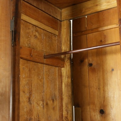 Kleiderschrank mit drei türen - insbesondere