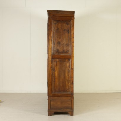 Kleiderschrank mit drei türen