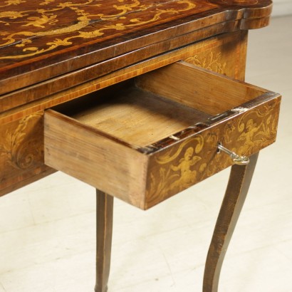 {* $ 0 $ *}, verschobener Couchtisch, Couchtisch mit Schublade, geformter Tisch, aufklappbarer Tisch, Intarsientisch, dekorierter Tisch, 900er Tisch, 20. Jahrhundert Tisch, italienischer Tisch, Nussbaumtisch, Ahorntisch