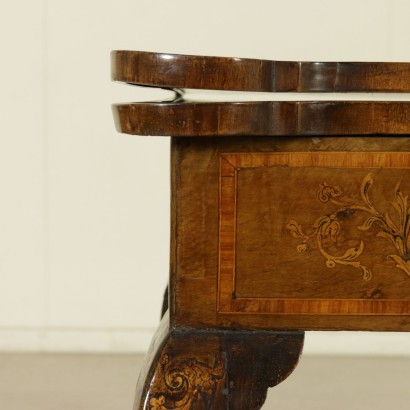 {* $ 0 $ *}, verschobener Couchtisch, Couchtisch mit Schublade, geformter Tisch, aufklappbarer Tisch, Intarsientisch, dekorierter Tisch, 900er Tisch, 20. Jahrhundert Tisch, italienischer Tisch, Nussbaumtisch, Ahorntisch