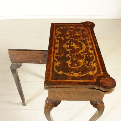 {* $ 0 $ *}, verschobener Couchtisch, Couchtisch mit Schublade, geformter Tisch, aufklappbarer Tisch, Intarsientisch, dekorierter Tisch, 900er Tisch, 20. Jahrhundert Tisch, italienischer Tisch, Nussbaumtisch, Ahorntisch