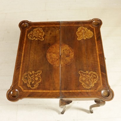 {* $ 0 $ *}, verschobener Couchtisch, Couchtisch mit Schublade, geformter Tisch, aufklappbarer Tisch, Intarsientisch, dekorierter Tisch, 900er Tisch, 20. Jahrhundert Tisch, italienischer Tisch, Nussbaumtisch, Ahorntisch