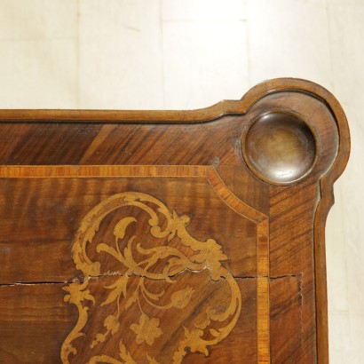 {* $ 0 $ *}, verschobener Couchtisch, Couchtisch mit Schublade, geformter Tisch, aufklappbarer Tisch, Intarsientisch, dekorierter Tisch, 900er Tisch, 20. Jahrhundert Tisch, italienischer Tisch, Nussbaumtisch, Ahorntisch