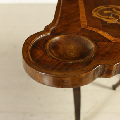 {* $ 0 $ *}, verschobener Couchtisch, Couchtisch mit Schublade, geformter Tisch, aufklappbarer Tisch, Intarsientisch, dekorierter Tisch, 900er Tisch, 20. Jahrhundert Tisch, italienischer Tisch, Nussbaumtisch, Ahorntisch