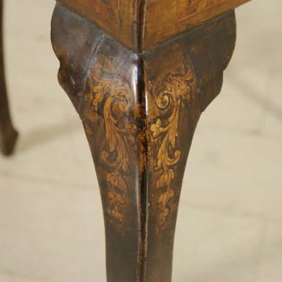 {* $ 0 $ *}, verschobener Couchtisch, Couchtisch mit Schublade, geformter Tisch, aufklappbarer Tisch, Intarsientisch, dekorierter Tisch, 900er Tisch, 20. Jahrhundert Tisch, italienischer Tisch, Nussbaumtisch, Ahorntisch