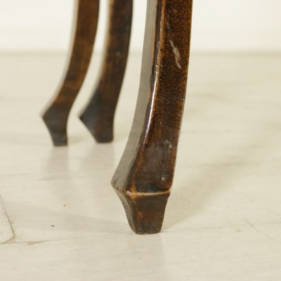 {* $ 0 $ *}, verschobener Couchtisch, Couchtisch mit Schublade, geformter Tisch, aufklappbarer Tisch, Intarsientisch, dekorierter Tisch, 900er Tisch, 20. Jahrhundert Tisch, italienischer Tisch, Nussbaumtisch, Ahorntisch