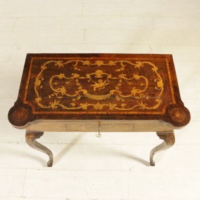 {* $ 0 $ *}, verschobener Couchtisch, Couchtisch mit Schublade, geformter Tisch, aufklappbarer Tisch, Intarsientisch, dekorierter Tisch, 900er Tisch, 20. Jahrhundert Tisch, italienischer Tisch, Nussbaumtisch, Ahorntisch