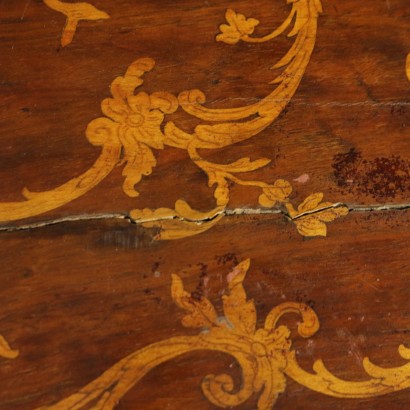 {* $ 0 $ *}, verschobener Couchtisch, Couchtisch mit Schublade, geformter Tisch, aufklappbarer Tisch, Intarsientisch, dekorierter Tisch, 900er Tisch, 20. Jahrhundert Tisch, italienischer Tisch, Nussbaumtisch, Ahorntisch