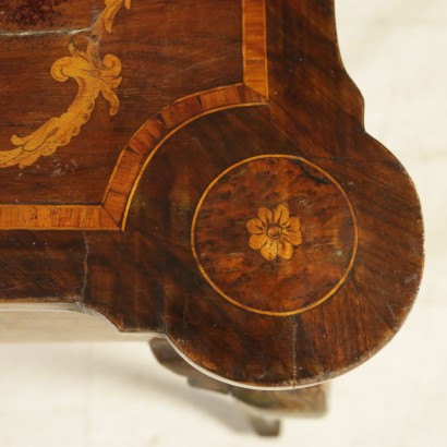 {* $ 0 $ *}, verschobener Couchtisch, Couchtisch mit Schublade, geformter Tisch, aufklappbarer Tisch, Intarsientisch, dekorierter Tisch, 900er Tisch, 20. Jahrhundert Tisch, italienischer Tisch, Nussbaumtisch, Ahorntisch