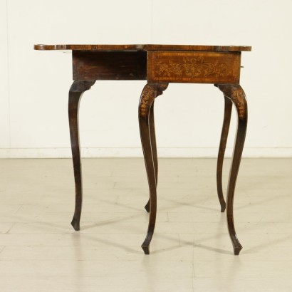 {* $ 0 $ *}, verschobener Couchtisch, Couchtisch mit Schublade, geformter Tisch, aufklappbarer Tisch, Intarsientisch, dekorierter Tisch, 900er Tisch, 20. Jahrhundert Tisch, italienischer Tisch, Nussbaumtisch, Ahorntisch