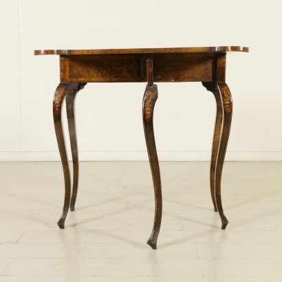 {* $ 0 $ *}, verschobener Couchtisch, Couchtisch mit Schublade, geformter Tisch, aufklappbarer Tisch, Intarsientisch, dekorierter Tisch, 900er Tisch, 20. Jahrhundert Tisch, italienischer Tisch, Nussbaumtisch, Ahorntisch
