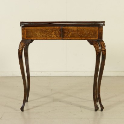 {* $ 0 $ *}, verschobener Couchtisch, Couchtisch mit Schublade, geformter Tisch, aufklappbarer Tisch, Intarsientisch, dekorierter Tisch, 900er Tisch, 20. Jahrhundert Tisch, italienischer Tisch, Nussbaumtisch, Ahorntisch