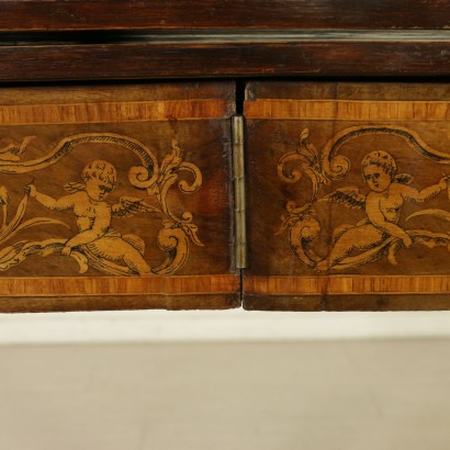 {* $ 0 $ *}, verschobener Couchtisch, Couchtisch mit Schublade, geformter Tisch, aufklappbarer Tisch, Intarsientisch, dekorierter Tisch, 900er Tisch, 20. Jahrhundert Tisch, italienischer Tisch, Nussbaumtisch, Ahorntisch