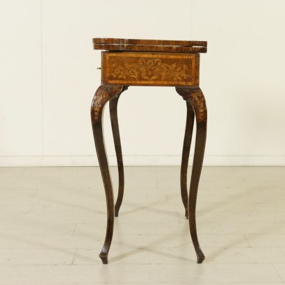 {* $ 0 $ *}, verschobener Couchtisch, Couchtisch mit Schublade, geformter Tisch, aufklappbarer Tisch, Intarsientisch, dekorierter Tisch, 900er Tisch, 20. Jahrhundert Tisch, italienischer Tisch, Nussbaumtisch, Ahorntisch