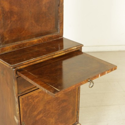 Small cabinet with lift