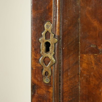 Small cabinet with lift