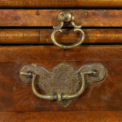 Small cabinet with lift