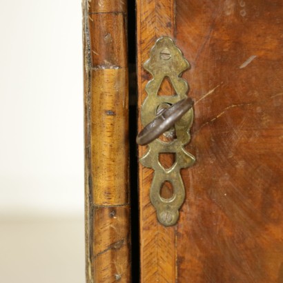 Small cabinet with lift