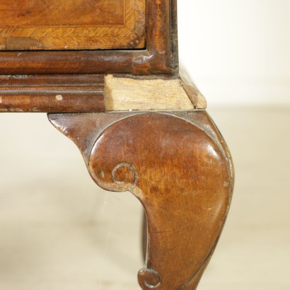 Small cabinet with lift