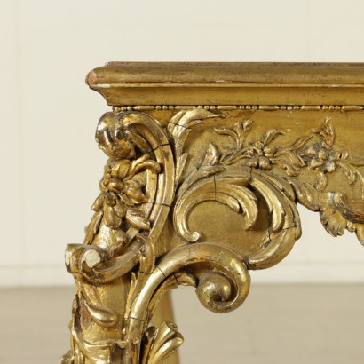 Particolare Tavolino dorato in stile