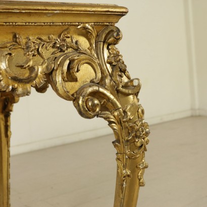 Particolare Tavolino dorato in stile