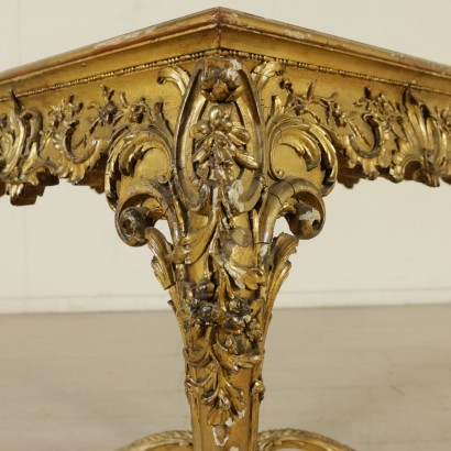 Particolare Tavolino dorato in stile