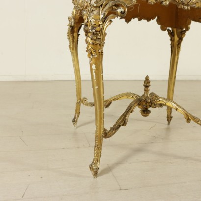 Particolare Tavolino dorato in stile