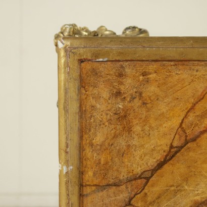 Particolare Tavolino dorato in stile