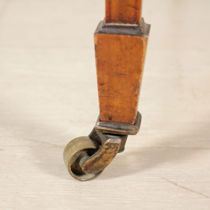 Tavolino decorato - particolare