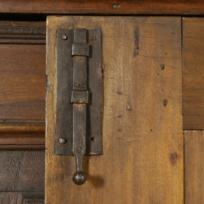 Grande credenza a due corpi - particolare