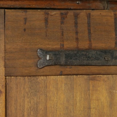 Grande credenza a due corpi - particolare