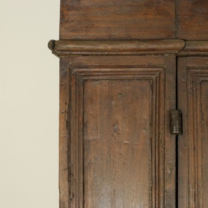 Grande credenza a due corpi - particolare