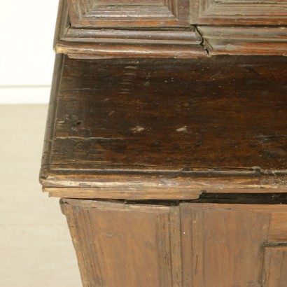 Grande credenza a due corpi - particolare