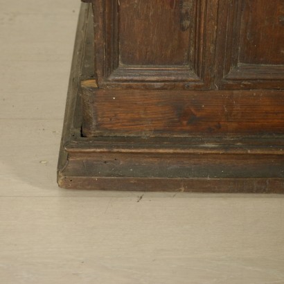 Grande credenza a due corpi - particolare