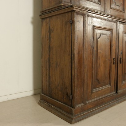 Grande credenza a due corpi - particolare