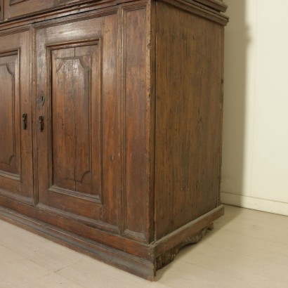 Grande credenza a due corpi - particolare