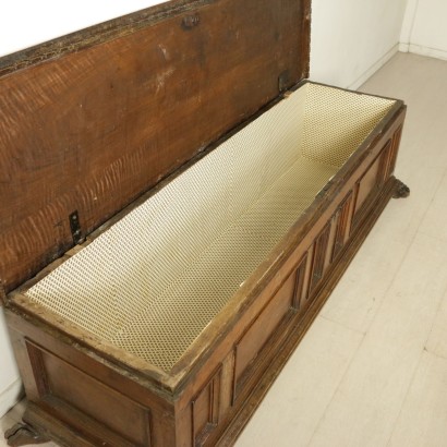 Cassapanca in noce - particolare
