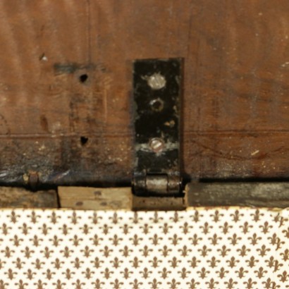 Cassapanca in noce - particolare